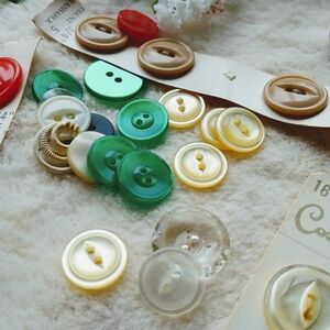 Bundle vintage buttons and thimble, diy craft, crafting, seamstress